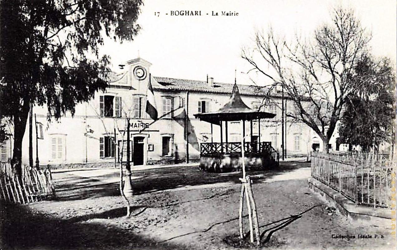 Boghari - Mairie et Kiosque.jpg